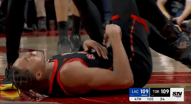 哈登关键时刻连得8分追平比分，但邓恩随后被吹罚掩护犯规