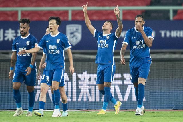 开云登陆入口-【中超】谢鹏飞1射2传戴维森双响 三镇4比1广州城
